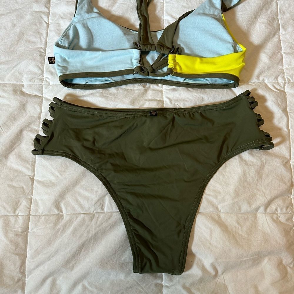 La Vie en Rose women's 2 piece bikini swim suit size small bottoms have cut outs - Picture 3 of 7